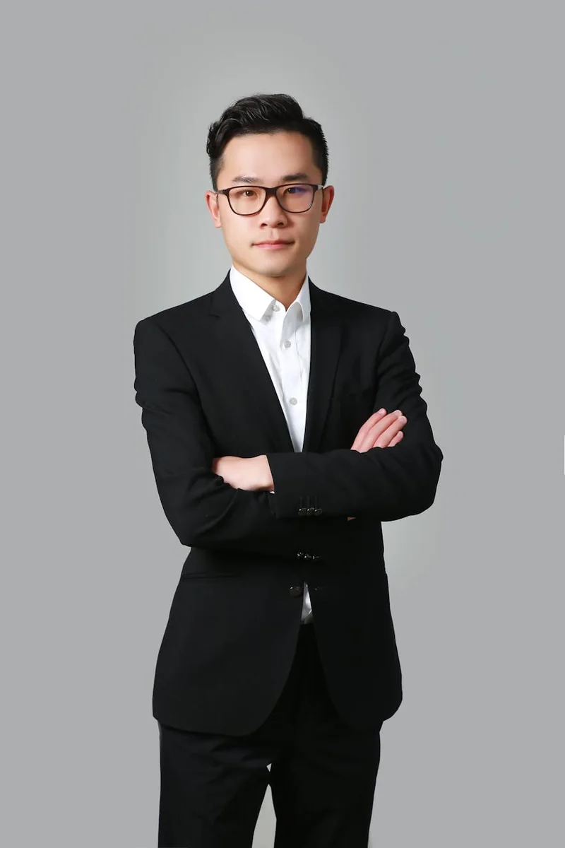 纪实观察专题封面，画面呈现户外记录场景，对应专题的内容方向